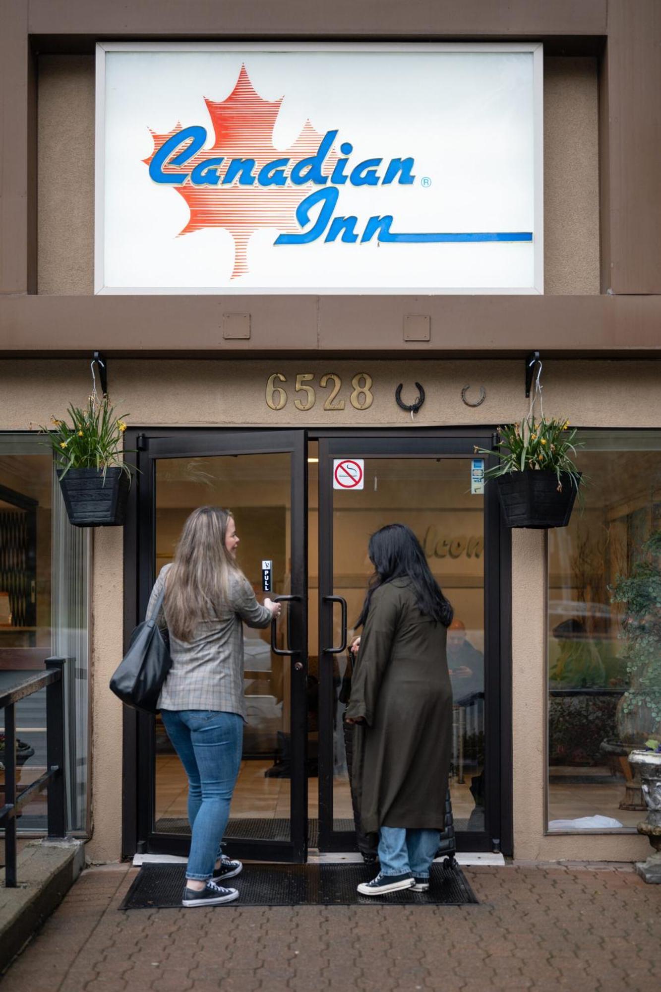 Canadian Inn เซอร์รีย์ ภายนอก รูปภาพ